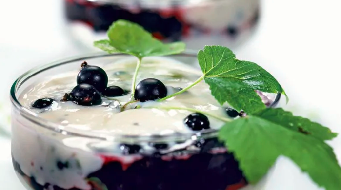 Йогурт с черной смородиной