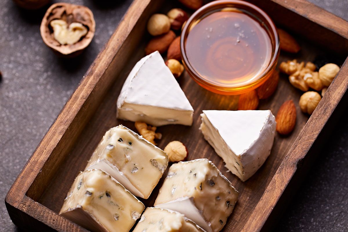 Крафтовая сырная тарелка с мёдом и орехами