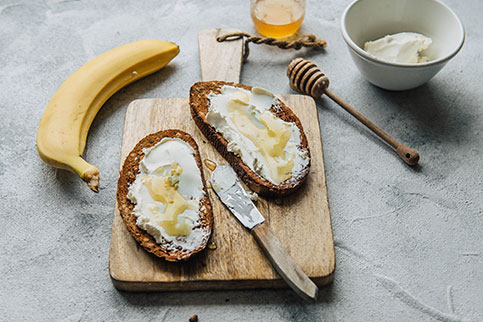 Тосты с фермерским творогом, мёдом и сезонными фруктами