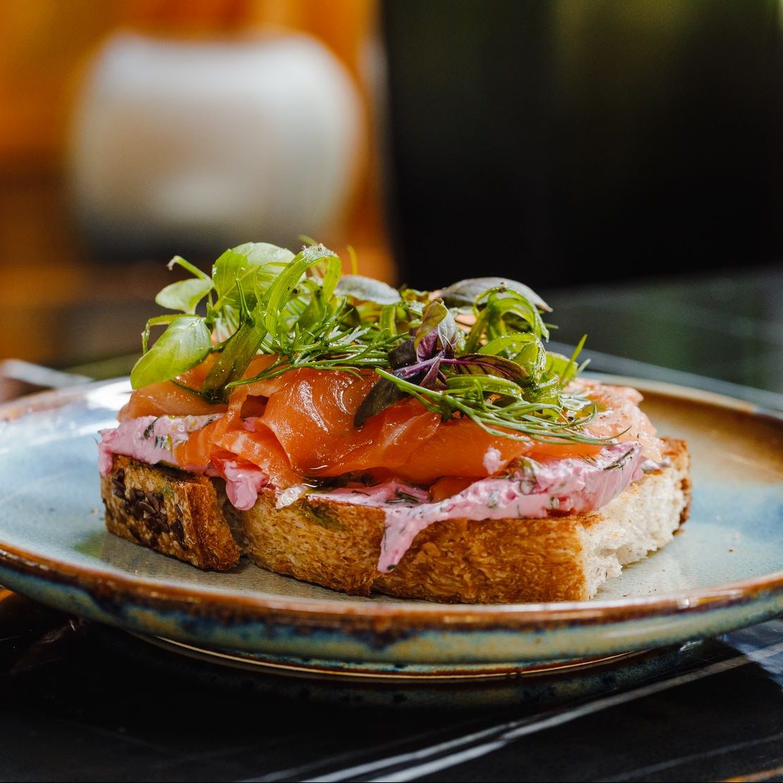 Брускетта с копчёной форелью и сливочным сыром